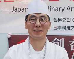 第6回日本料理コンペティション　韓国会場予選大会　2位　鄭　龍官　氏